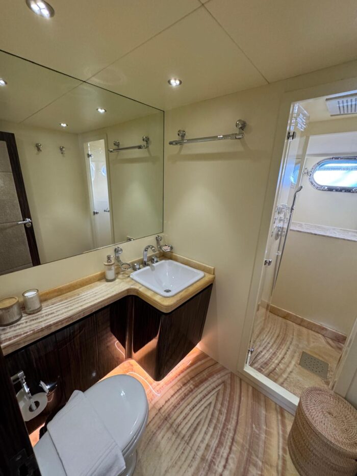 Kayanni Motor Yacht - Image 4